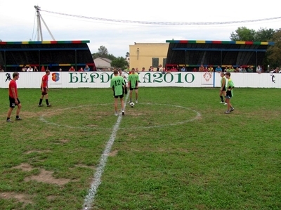 Жители Бердовки за свой счет построили универсальную хоккейную коробку, но ЖКХ уже два года отказывается давать воду для заливки льда (обновлено)