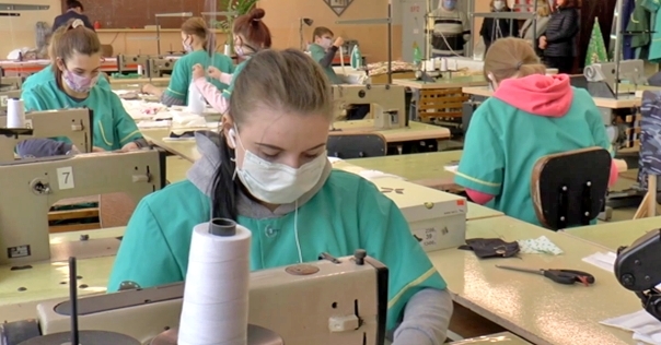 В Лиде учащиеся шьют медицинские маски из марли для предприятий
