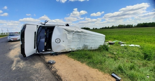 Под Лидой перевернулся грузовой Mercedes. Возможно, причиной ДТП стал разрыв шины