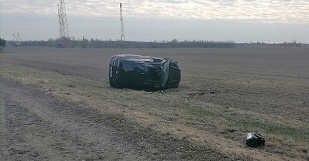 На М6 автомобиль BMW вылетел в кювет и перевернулся. Предполагается, водитель уснул за рулём
