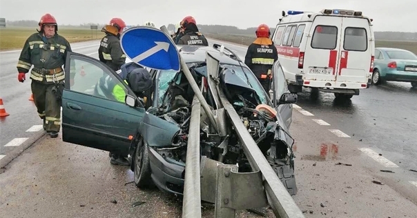 Чудом остался жив. На М6 водитель Toyota не справился с управлением и врезался в металлический разделитель
