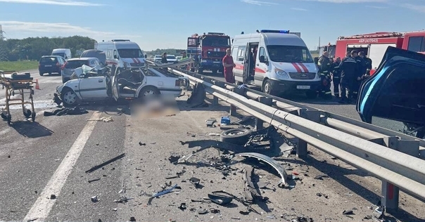 На трассе М6 произошло лобовое ДТП. Погибли женщина и маленький ребёнок