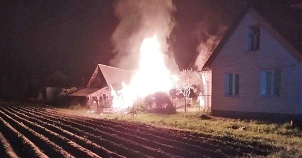 В Лидском районе горела хозяйственная постройка: спасатели ликвидировали возгорание