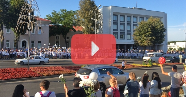 Возле Лидского райисполкома медики проводят мирную акцию против насилия