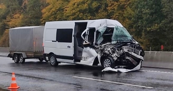 На М6 микроавтобус Opel с прицепом врезался в ГАЗ