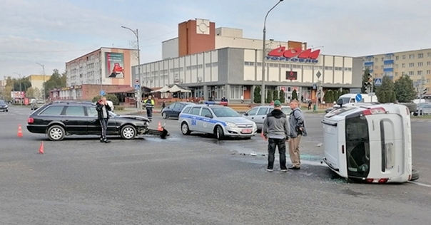 На центральном перекрёстке Лиды Renault проехал на красный и врезался в Audi