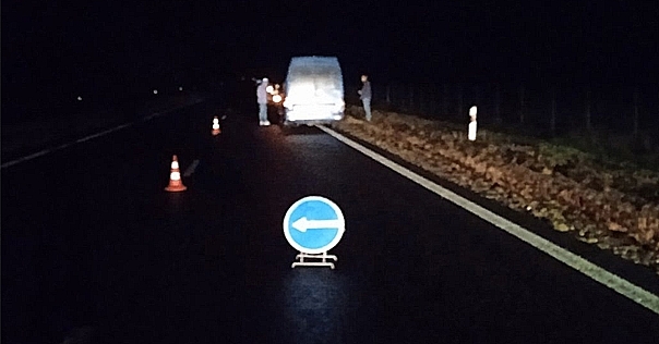 На трассе М6 микроавтобус Mercedes насмерть сбил пешехода