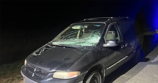 В Лидском районе вечером Chrysler наехал на пешехода, идущего вдоль дороги