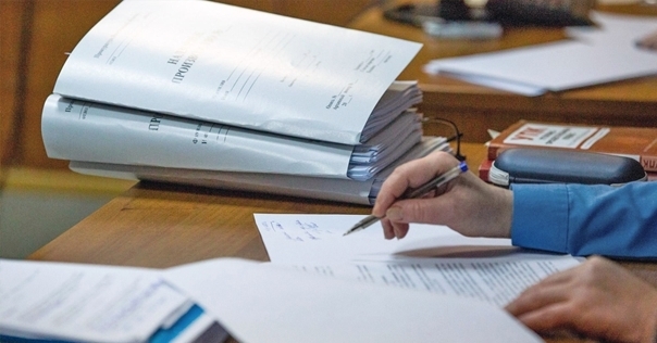 Руководитель районной организации, воспользовавшись должностными полномочиями, незаконно заполучила 18000 рублей