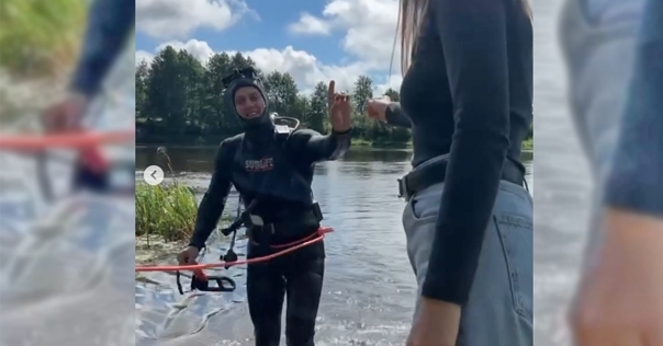 Водолазы из Лиды нашли в Немане обручальное кольцо, которое жених потерял в день свадьбы