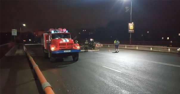 В субботу вечером в Лиде на путепроводе перевернулся Volkswagen Golf. В ГАИ «гонку с таксистом» не подтвердили