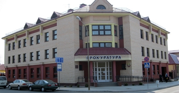 В Лиде двое местных жителей получили 2 года 6 месяцев лишения свободы за фото и видео с госфлагом в непристойном виде