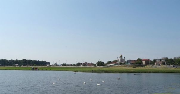 В Лиде в озере рядом с замком утонул рыбак. Причину трагедии устанавливают