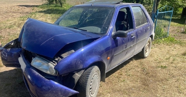 В Лидском районе на Ford занесло в столб. Пассажирка госпитализирована