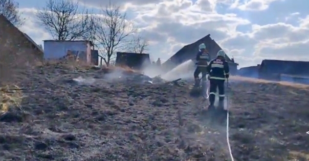 За выходные спасатели региона 25 раз тушили возгорания растительности. В Лидском районе активирован «Зеленый щит»