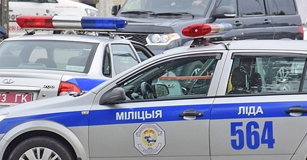 Под Лидой пьяный угонщик не справился с управлением, застрял в сугробе и попался на глаза инспекторам ГАИ