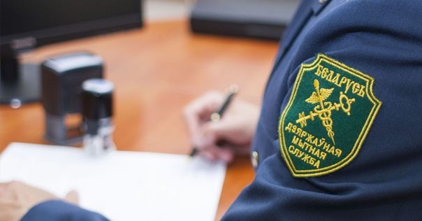 Мужчина купил в Литве автомобиль и приклеил табличку со старым вин-кодом