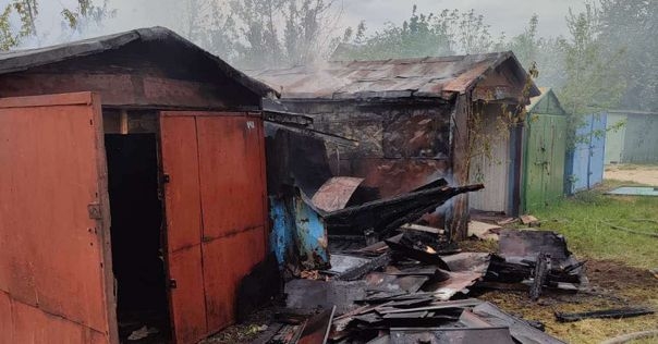 В Лиде в гаражном кооперативе произошёл пожар