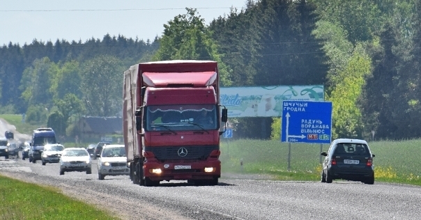 С 25 августа по 5 сентября водители должны ездить с включенным ближним светом фар