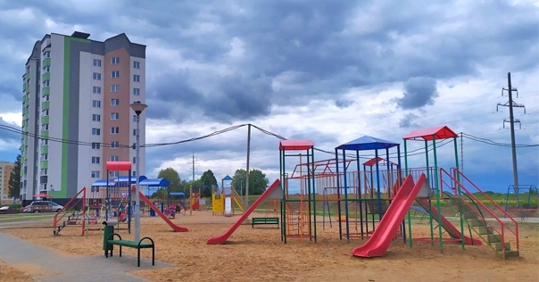 В Лиде во дворе жилого комплекса «Север» по улице Гастелло появилась дворовая игровая площадка в стиле МЧС