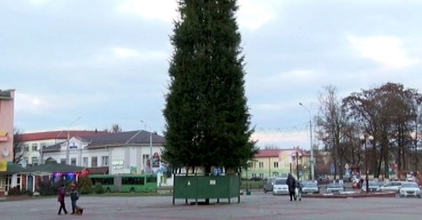 К праздникам в Лиде установят всего 7 ёлок. Две в центре города, пять — в микрорайонах