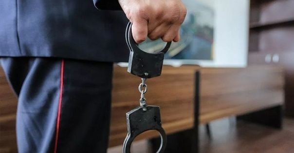 В Лиде мужчина обрил волосы подруге, душил и угрожал ножом. Теперь ему грозит уголовное наказание