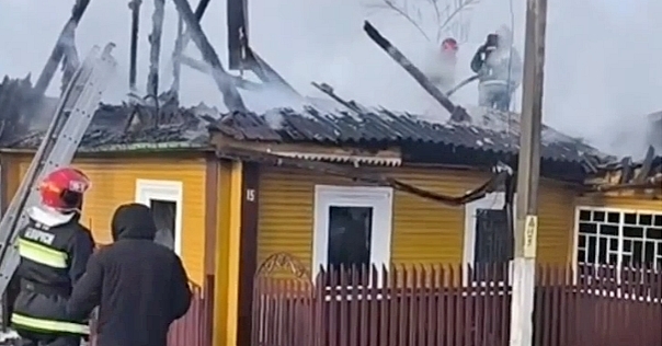 Под Лидой женщина протопила печь, а ведро с горячими углями оставила на веранде — дом сгорел