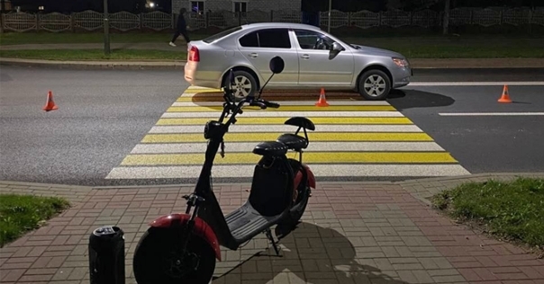 В Лиде на пешеходном переходе водитель Skoda совершил наезд на двигавшегося на СПМ молодого человека