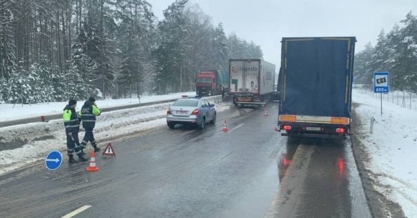 Отбойники на трассе М6 предотвратили трагедию. Возле Лиды сложилась фура