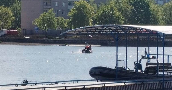 На Лидском озере на лодке перевернулся школьник-байдарочник. Ему помогли работники спасательной станции