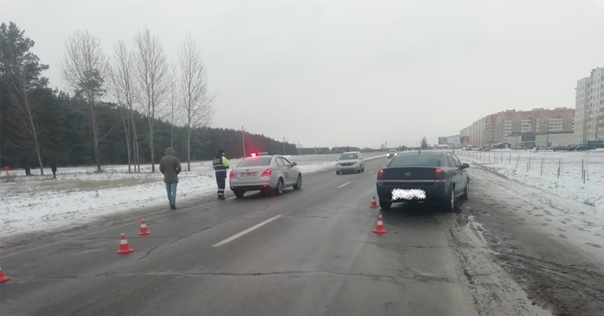 В Лиде женщина попала под колёса Opel. Пострадавшую госпитализировали с переломами ног, носа и ссадинами