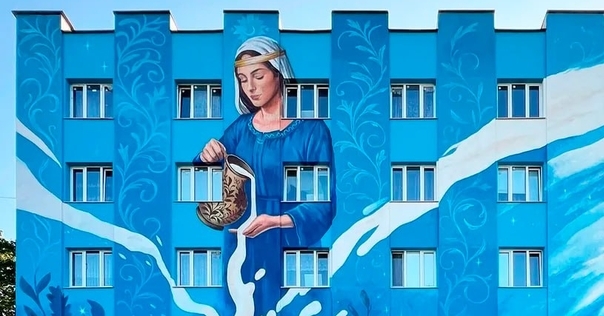 Дзяўчына са збанам малака з’явілася на будынку інтэрната Лідскага малочна-кансервавага камбіната