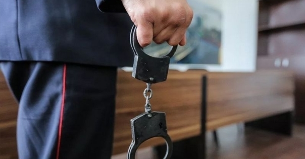 В Лиде в семейном конфликте мужчина подрался с женой и пытался задушить дочь. Возбуждено уголовное дело за угрозу убийством