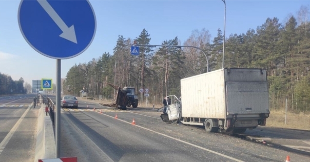 На М6 грузовой Mercedes врезался в трактор, который выполнял разворот. Водитель грузовика госпитализирован в больницу