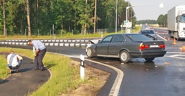 На трассе М6 Renault не уступил BMW