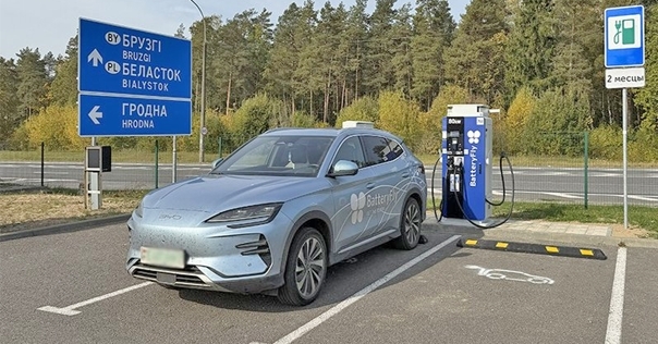 В Гродненской области на трассе М6 на границе с Польшей установлена новая зарядная станция мощностью 80 кВт