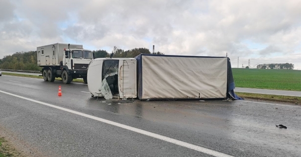 На М6 водитель грузовика не справился с управлением