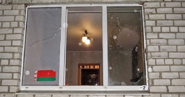 СК: в Лиде расследуется уголовное дело о хулиганстве. Разбито окно с госсимволикой