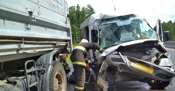 На трассе М6 маршрутка врезалась в МАЗ. Семь пассажиров госпитализированы. Предварительно: водитель буса уснул