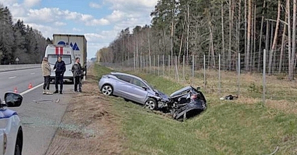 На М6 автомобиль Geely въехал в стоящий на обочине Mazda, который от удара отбросило на пешехода