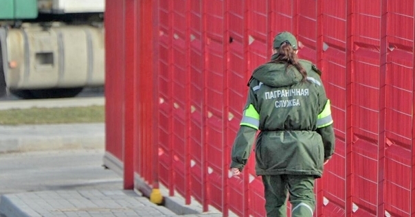 Россиянина могут лишить его авто из-за попытки скрыто провезти через п/п «Бенякони» 8 бутылок вина