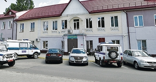 В Лиде неспокойный посетитель бара попытался дать взятку милиционеру при задержании