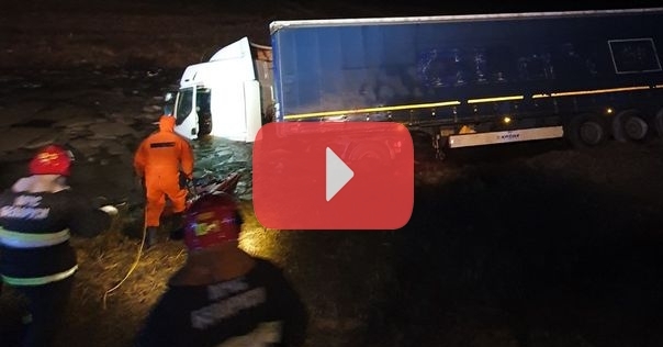 На М6 под Лидой фура съехала в кювет. Кабина машины угодила в водоём. Потребовалась помощь МЧС