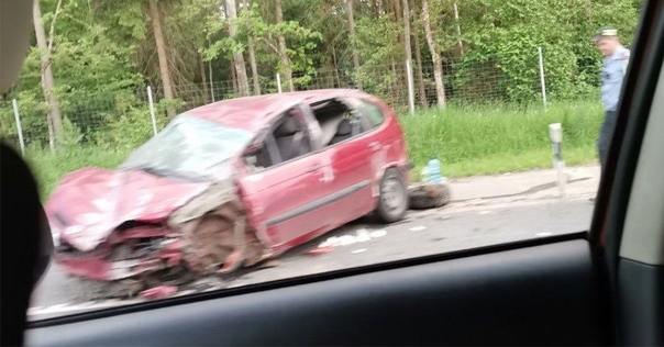 На М6 легковой автомобиль наехал на бетонное разделительное ограждение