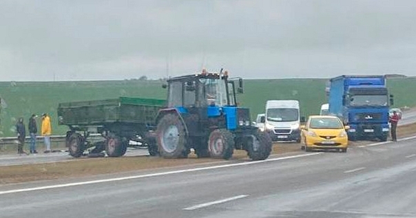 На трассе М6 произошло ДТП с участием автовоза и трактора