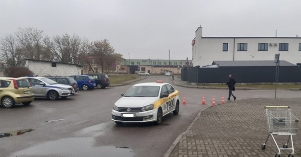 Женщина, на которую задним ходом наехал неопытный таксист, скончалась в реанимации