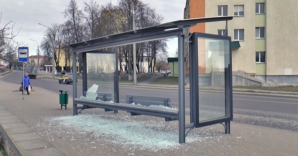В центре Лиды ночью разбили стекло на автобусной остановке