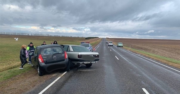 Бесправник совершил ДТП на М11 рядом с Дятлово. Женщина получила перелом грудины