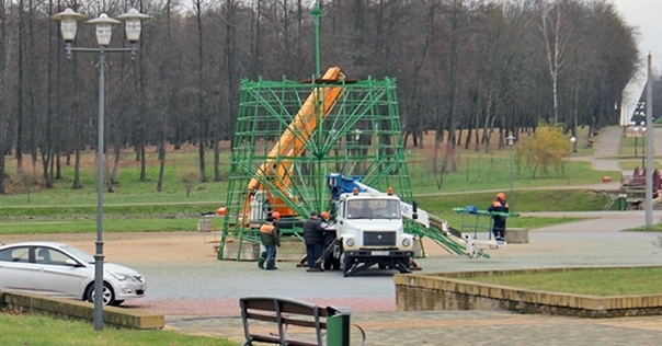 В этом году в микрорайонах города новогодние ели устанавливаться не будут. Главную ёлку размещают на Дожиночной площади