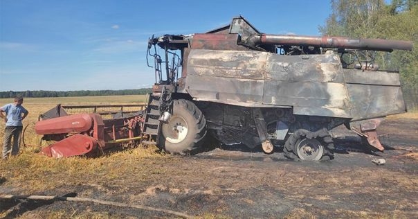 В Лидском районе в поле сгорел комбайн